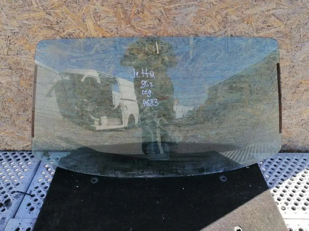 Заднее стекло 37370663