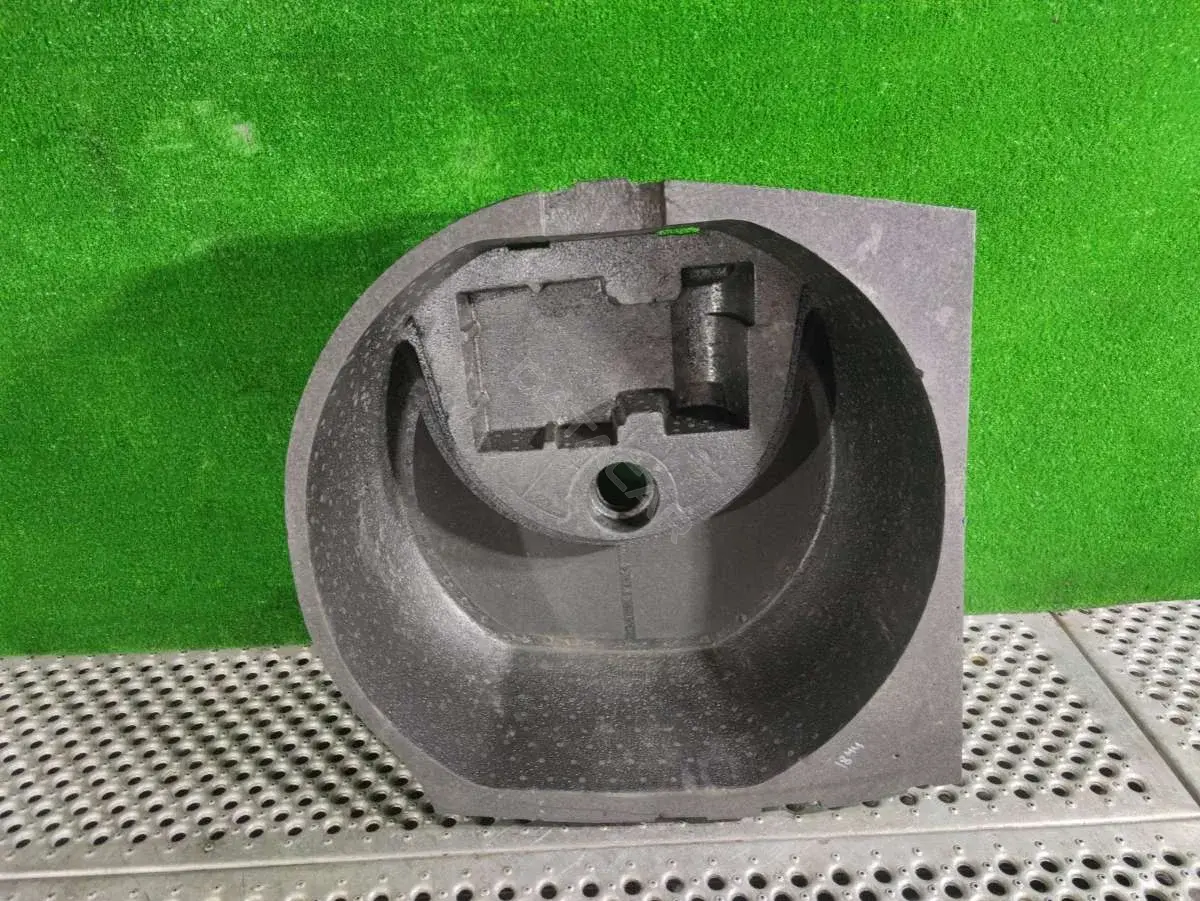 Ниша запасного колеса 4F5 012 109