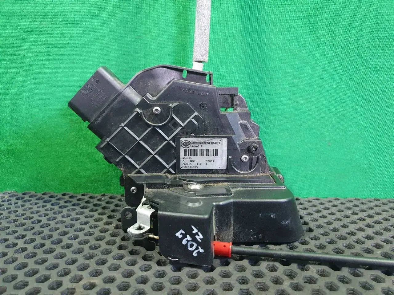 Замок двери 6M2A-R26413-BC