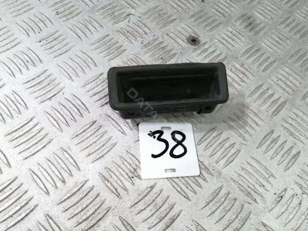 Кнопка крышки багажника 51247118158