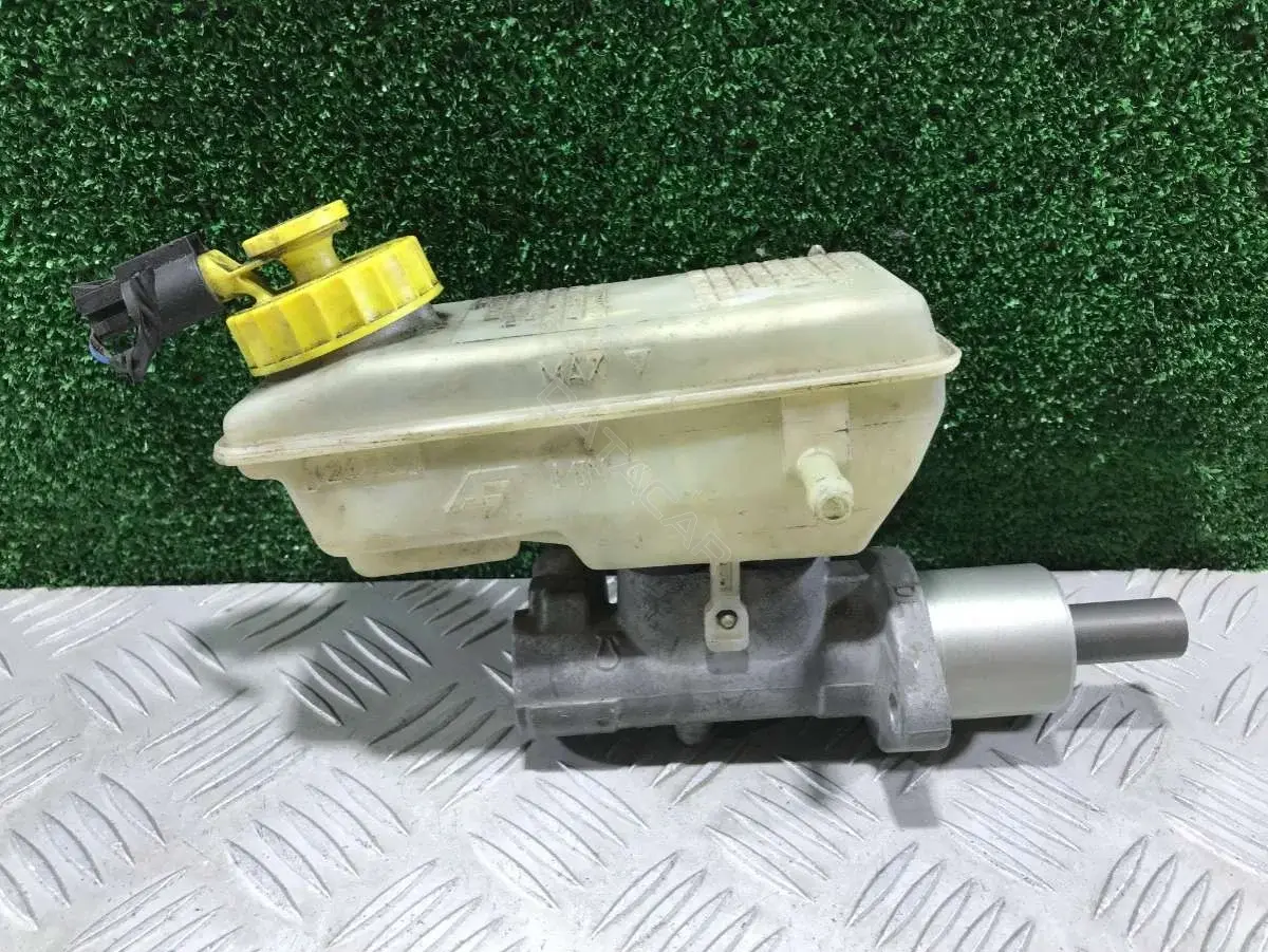 Главный тормозной цилиндр 7M1 611 303