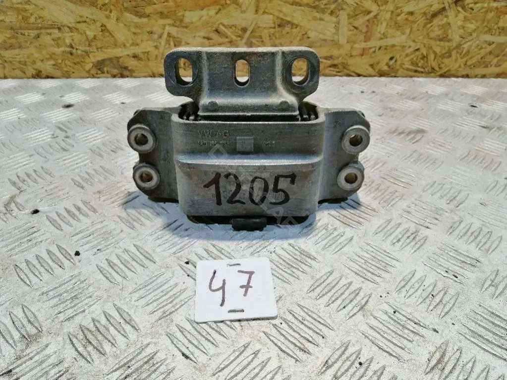 Подушка двигателя (Опора) 1K0199555 L
