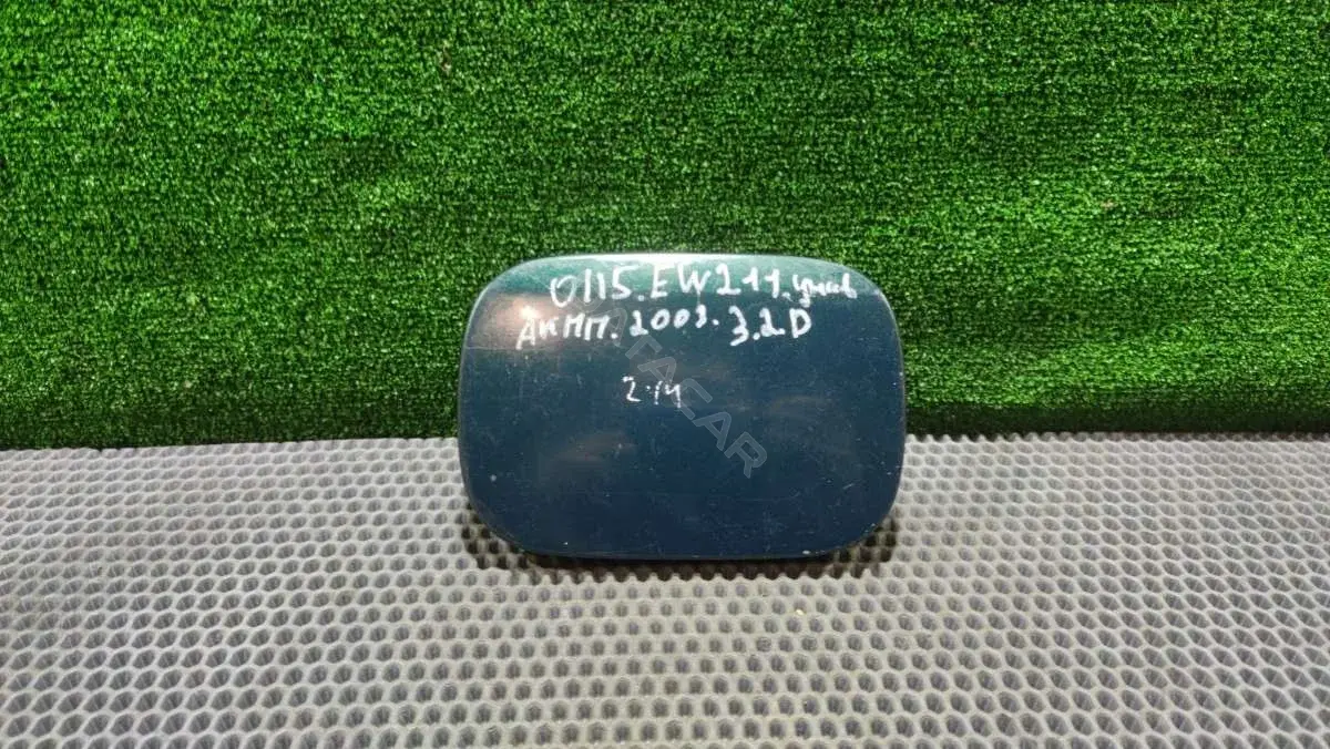 Крышка лючка топливного бака A 000 584 31 17, A 211 584 17 39