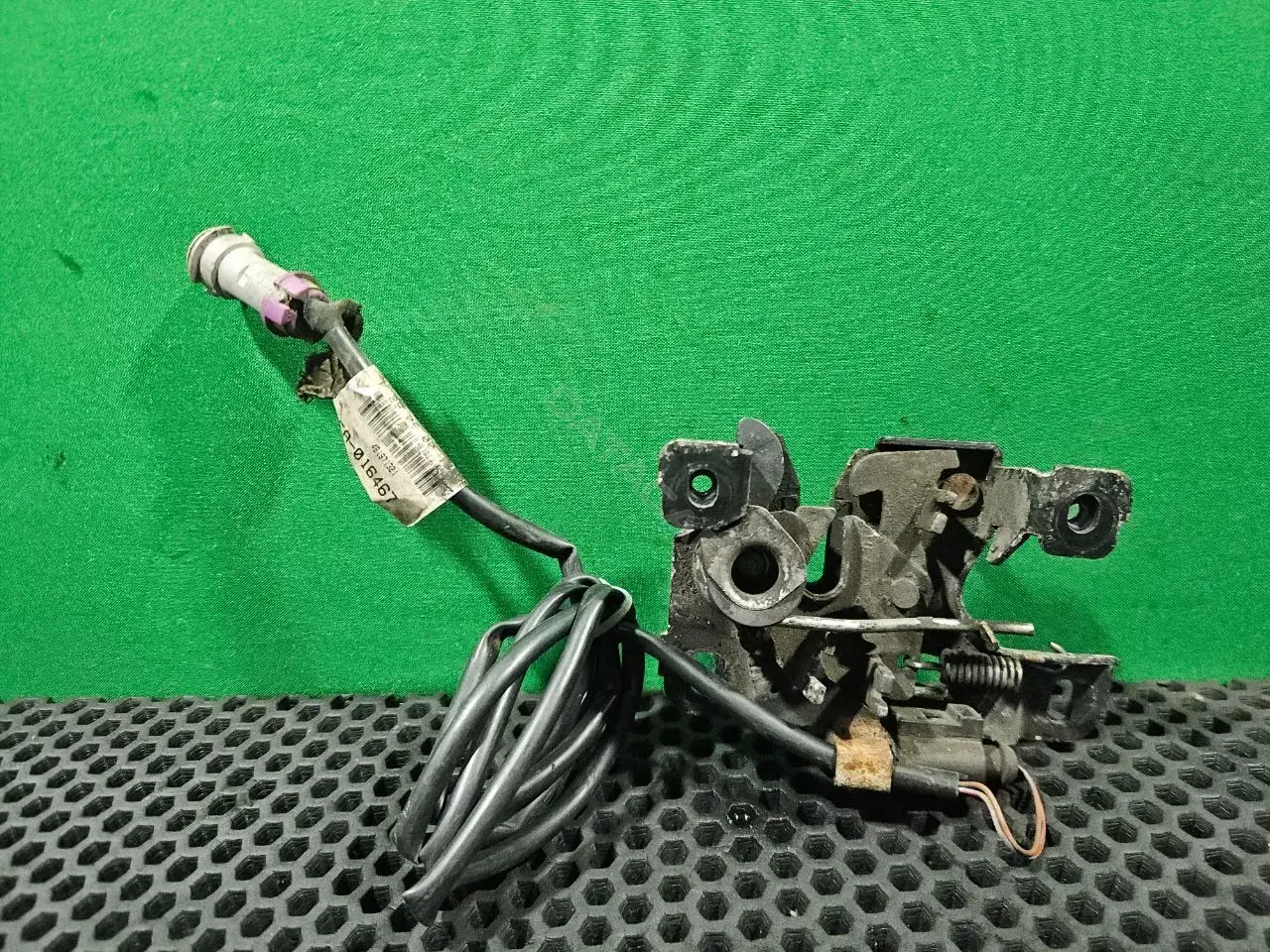 Замок капота 8L0 823 509 E