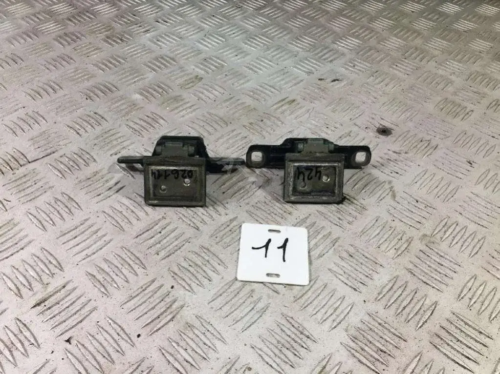 Петля крышки багажника 43452182