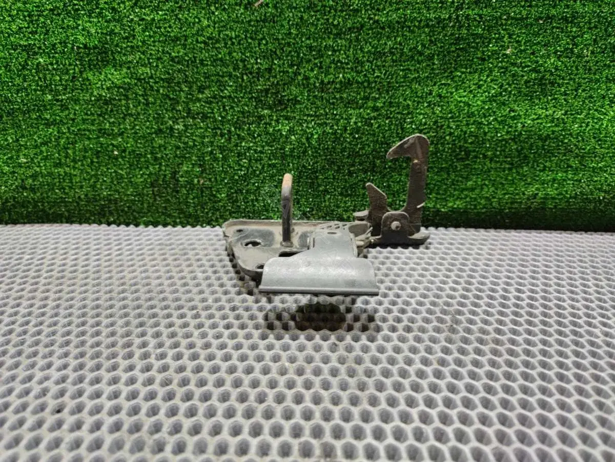 Замок капота 4F0823480B