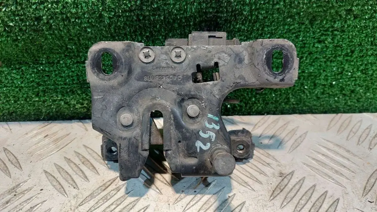 Замок капота 8L0823509C