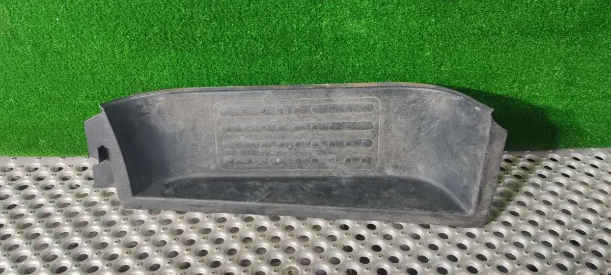 Подножка 7H0 863 735 B