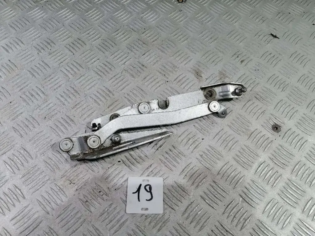 Петля крышки багажника 8E5827301C