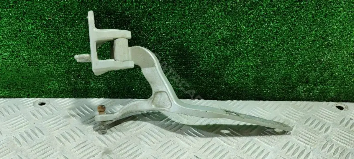 Петля крышки багажника 0L 0405