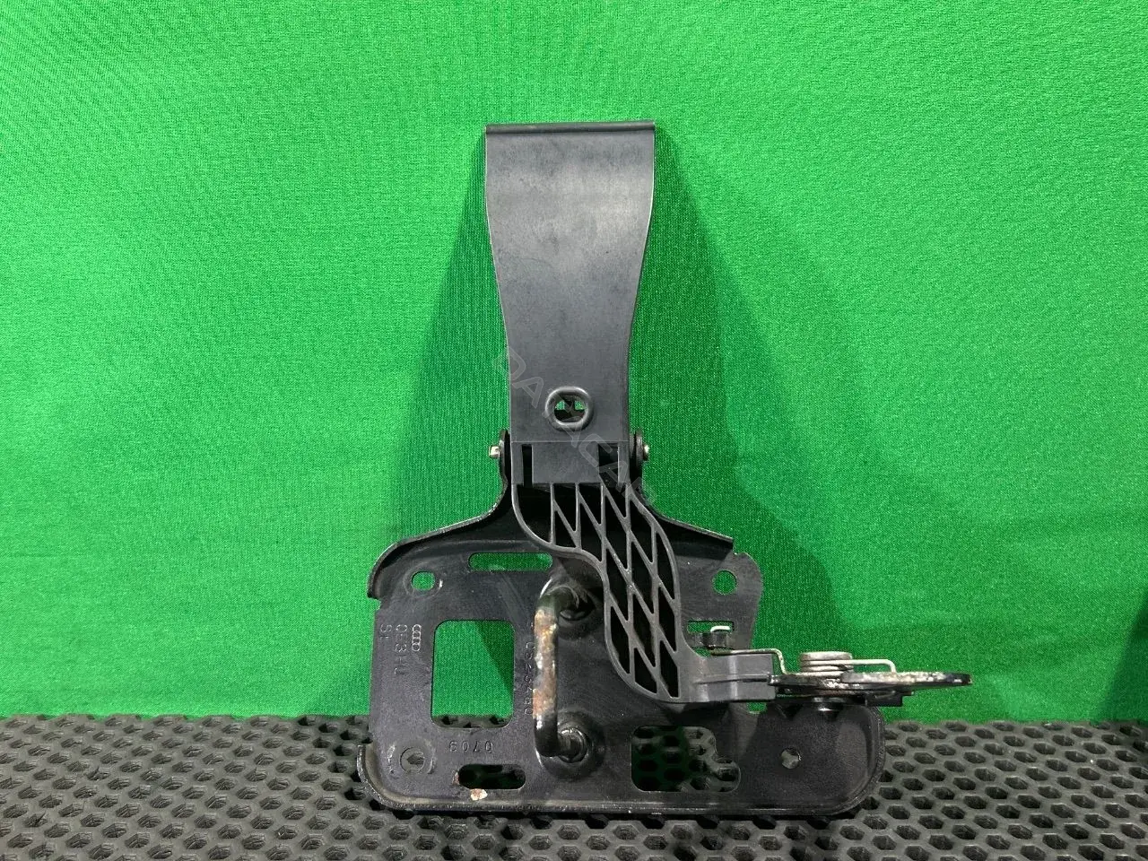 Замок капота 8T0823480