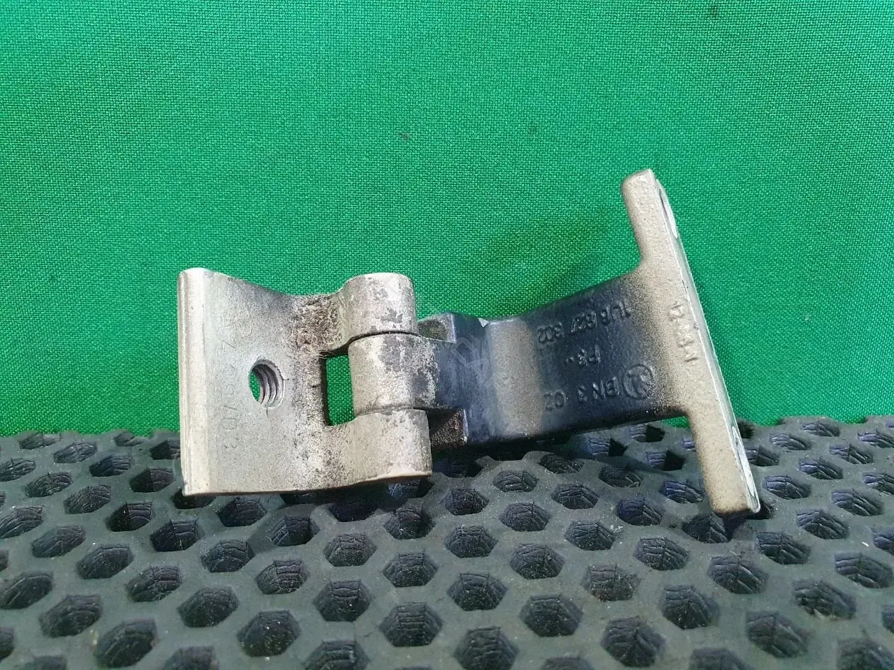 Петля крышки багажника 1U6 827 302
