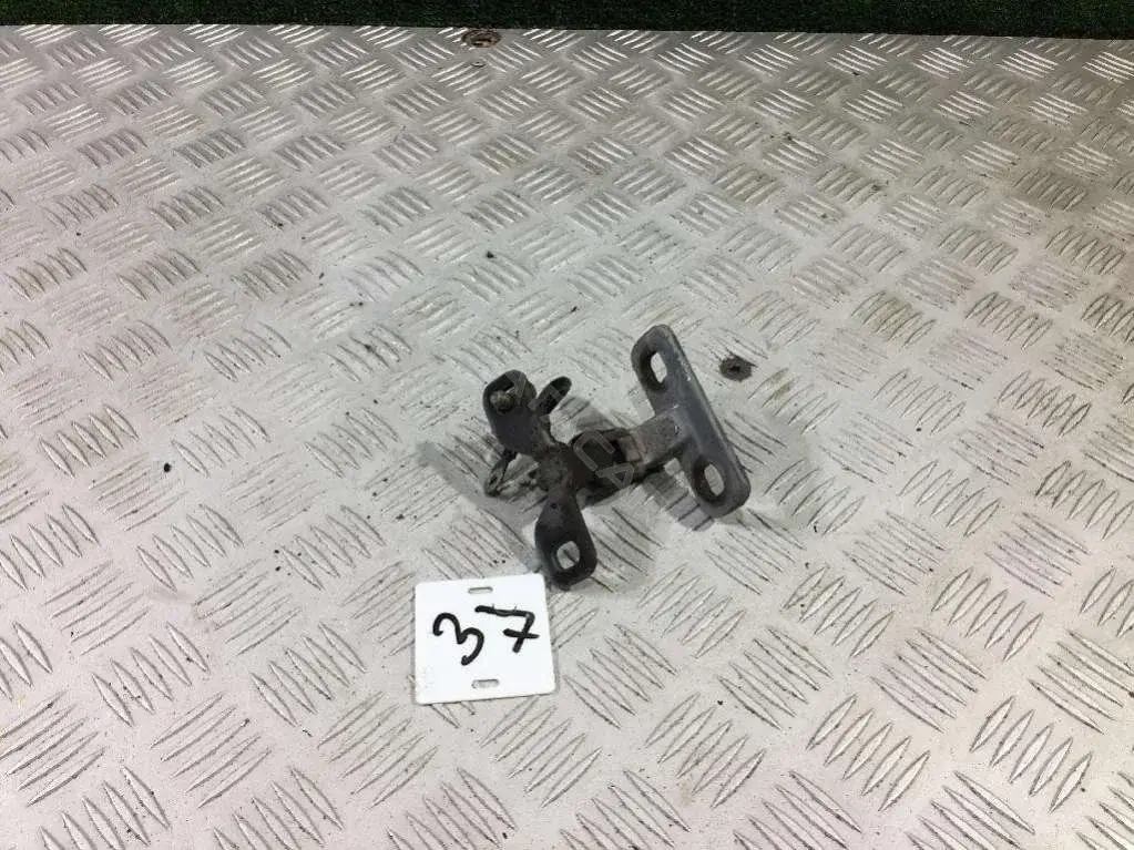Петля крышки багажника 82476678