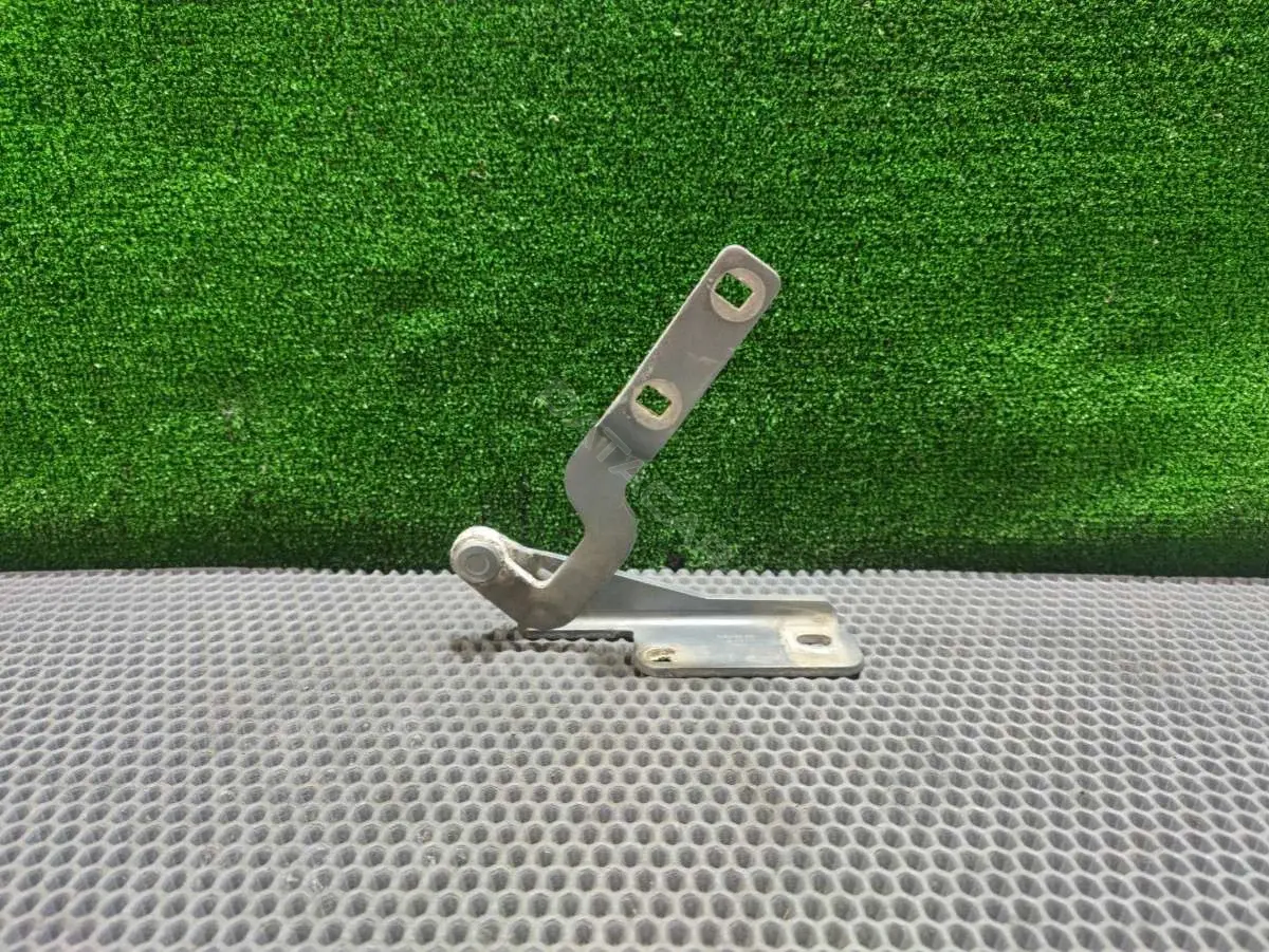 Петля капота 4D0823301C