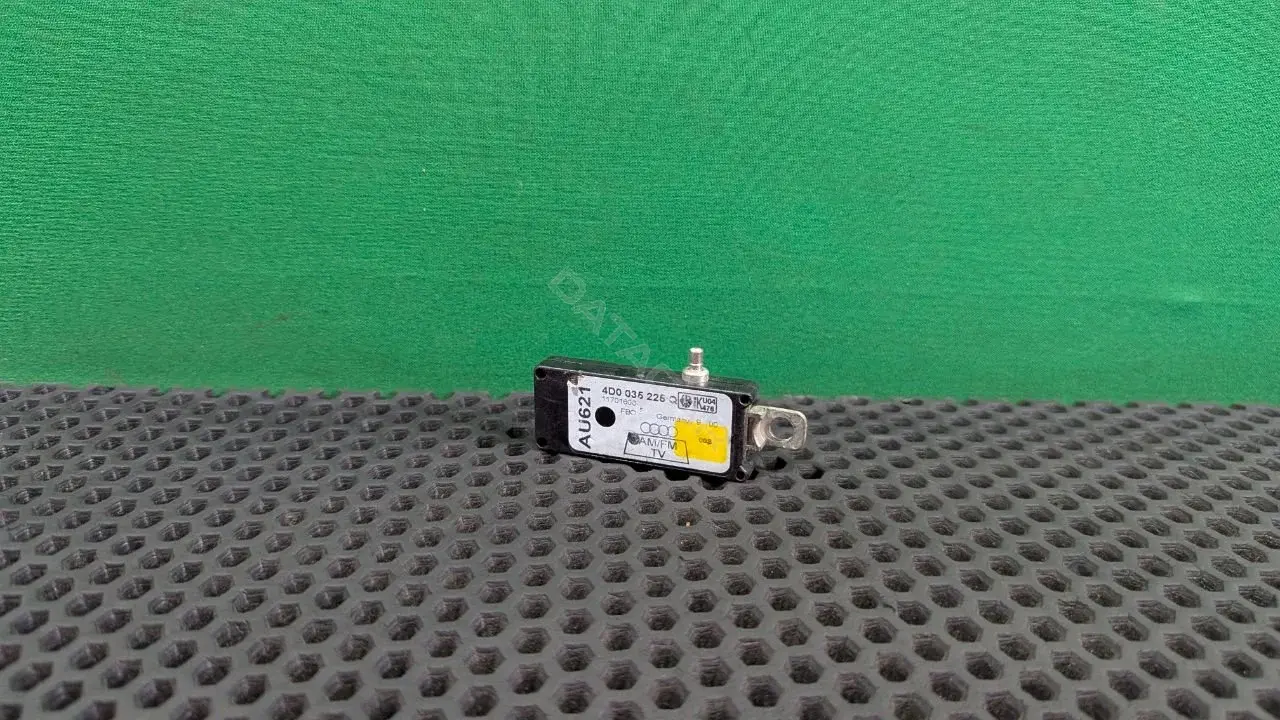 Усилитель антенны 4D0 035 225 Q