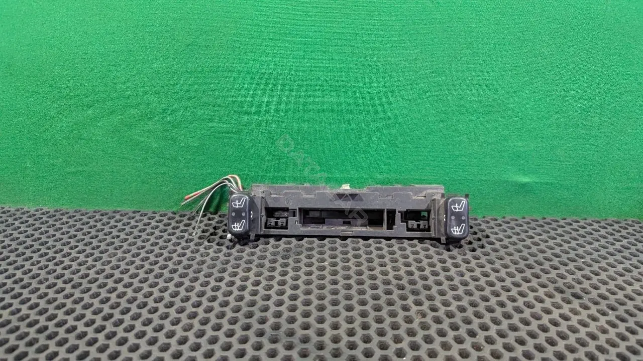 Кнопка подогрева сидений A 210 820 0151
