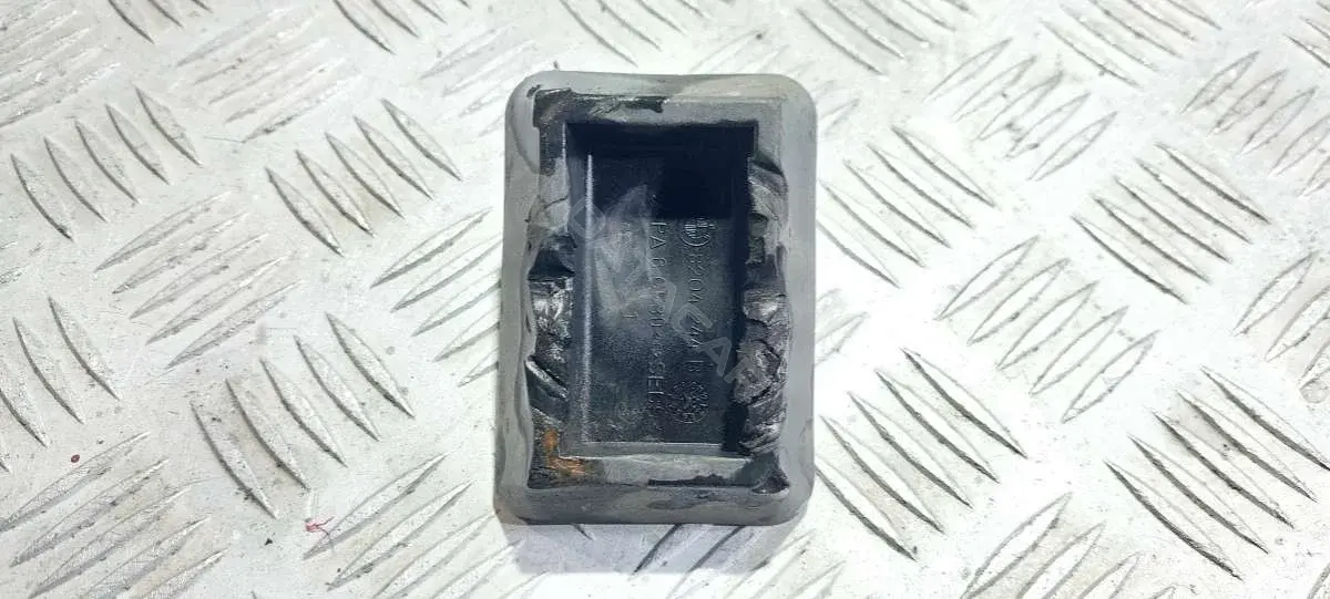 Заглушка домкрата 8204244