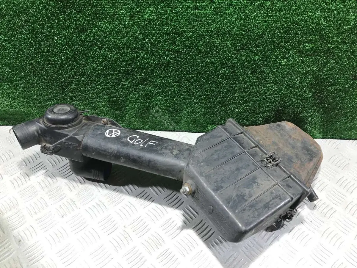 Корпус воздушного фильтра 055 129 620 A