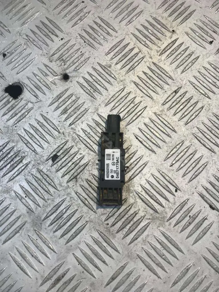 Датчик удара 04671779AC