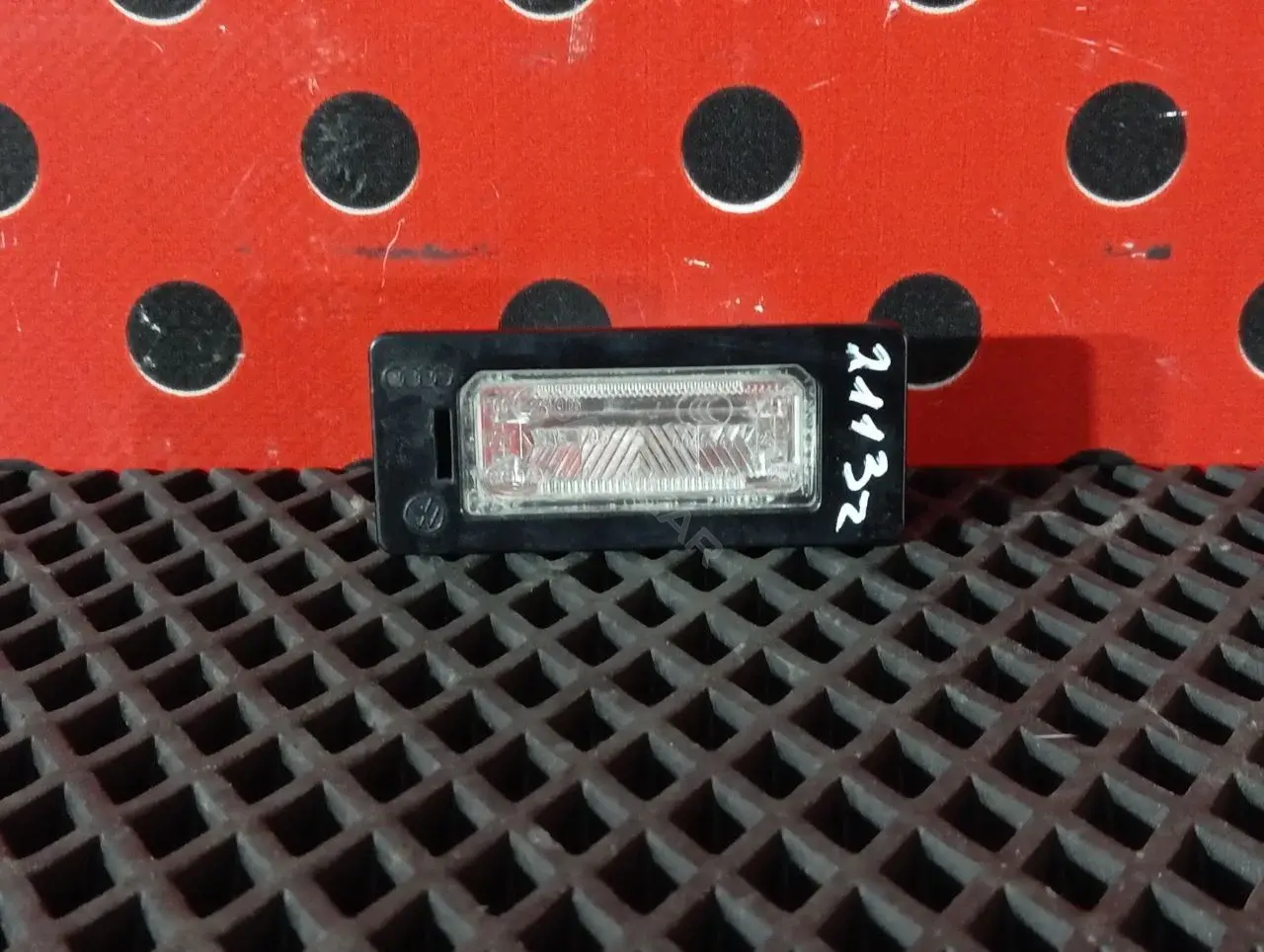 Фонарь подсветки номерного знака 8T0 943 021
