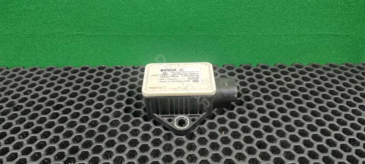 Датчик ускорения 0 265 005 618, 8E0 907 637 B