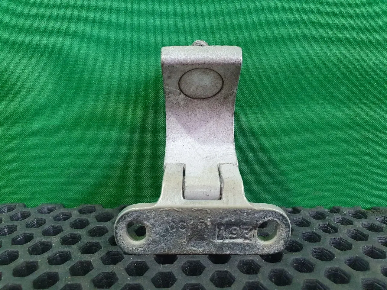 Петля крышки багажника 1J9 827 301