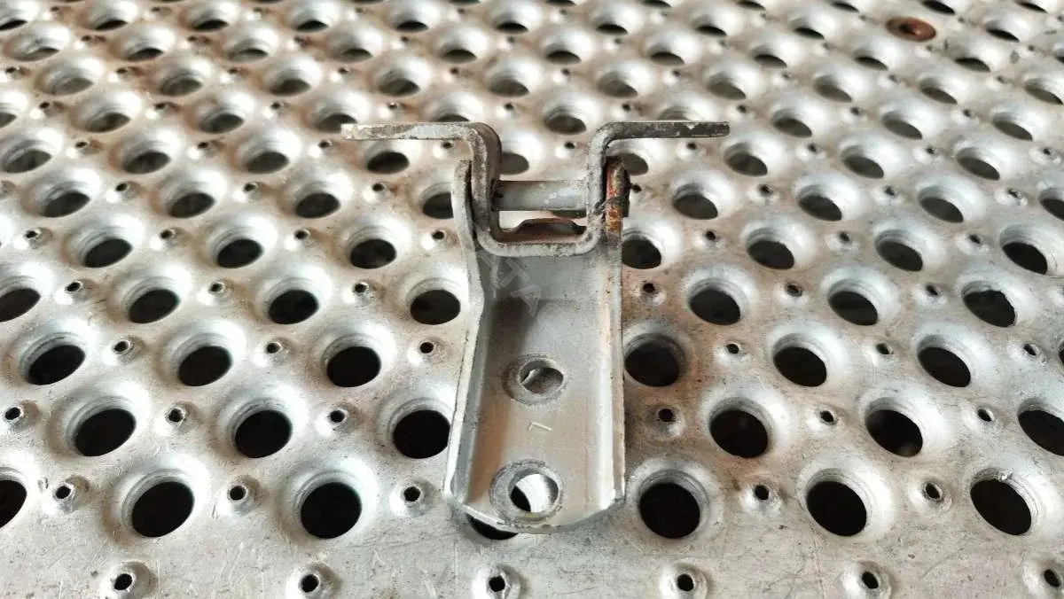 Петля двери 65151312