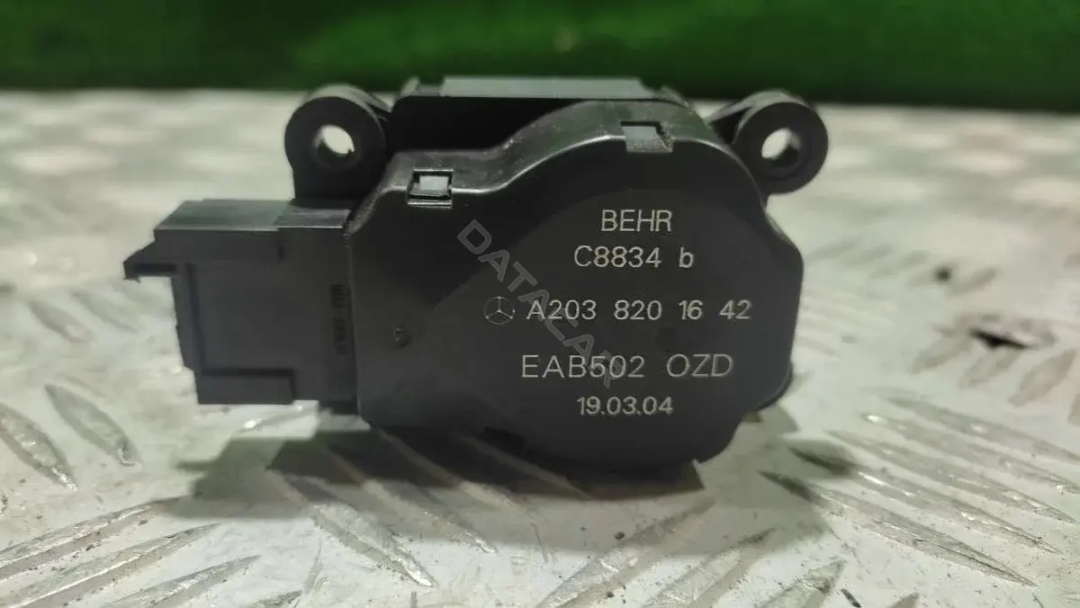 Мотор заслонки печки A2038201642