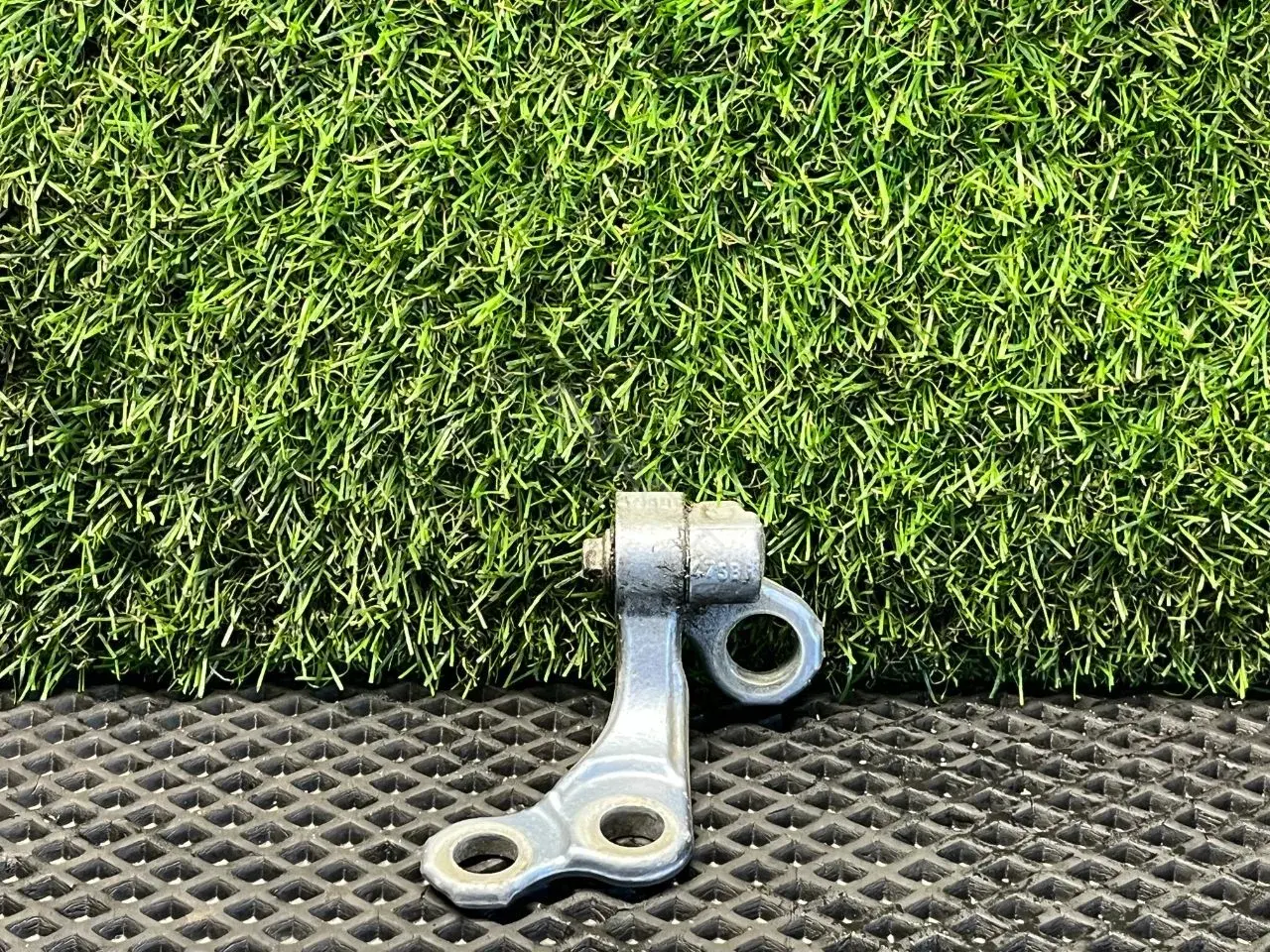 Петля двери 115104313