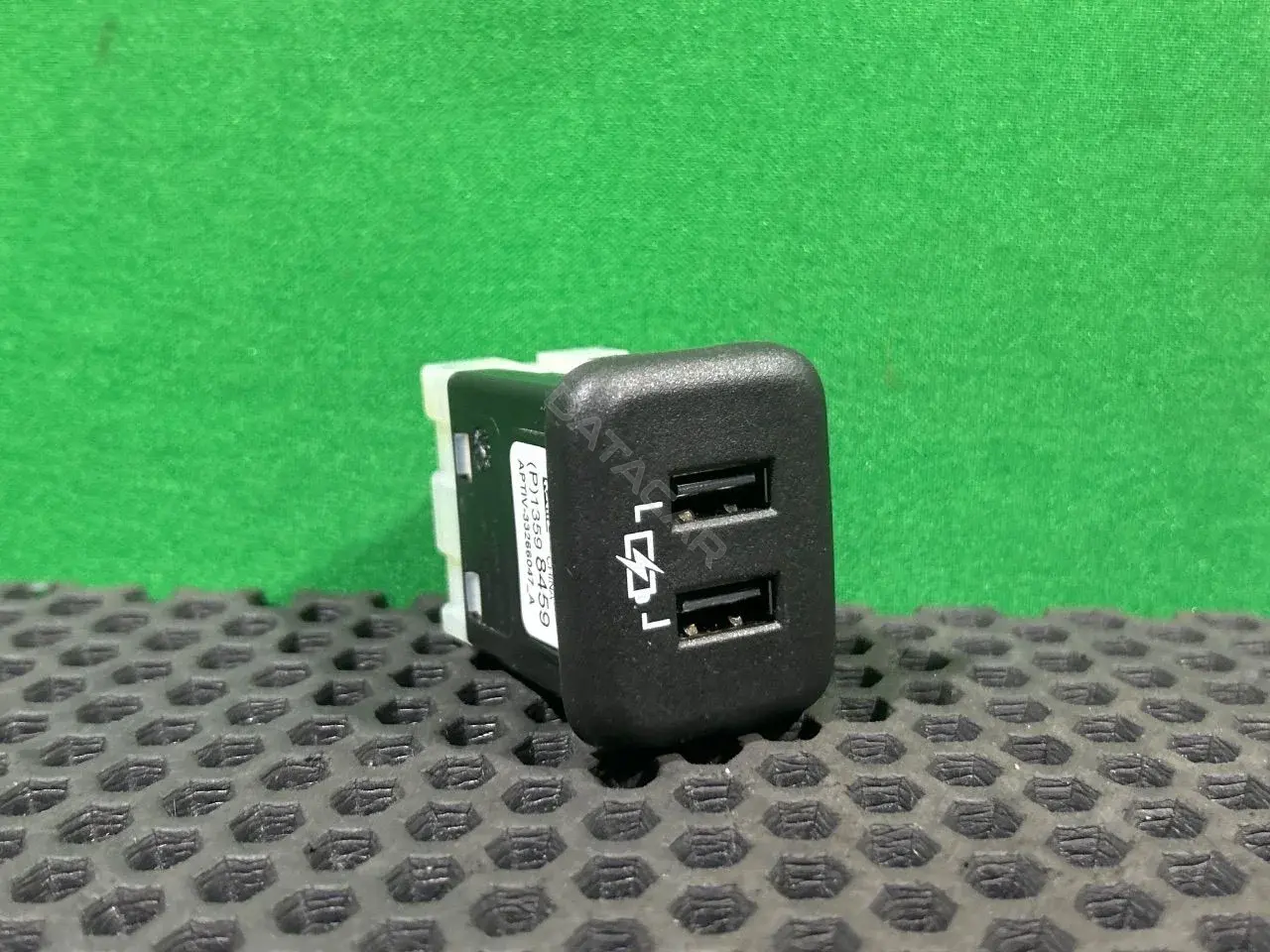 Разъем AUX / USB 13598459