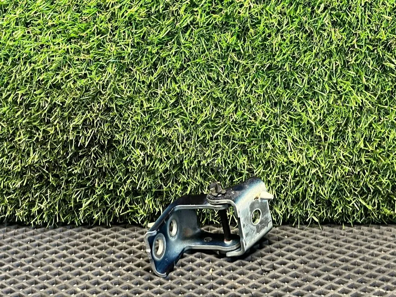 Петля двери 115458132