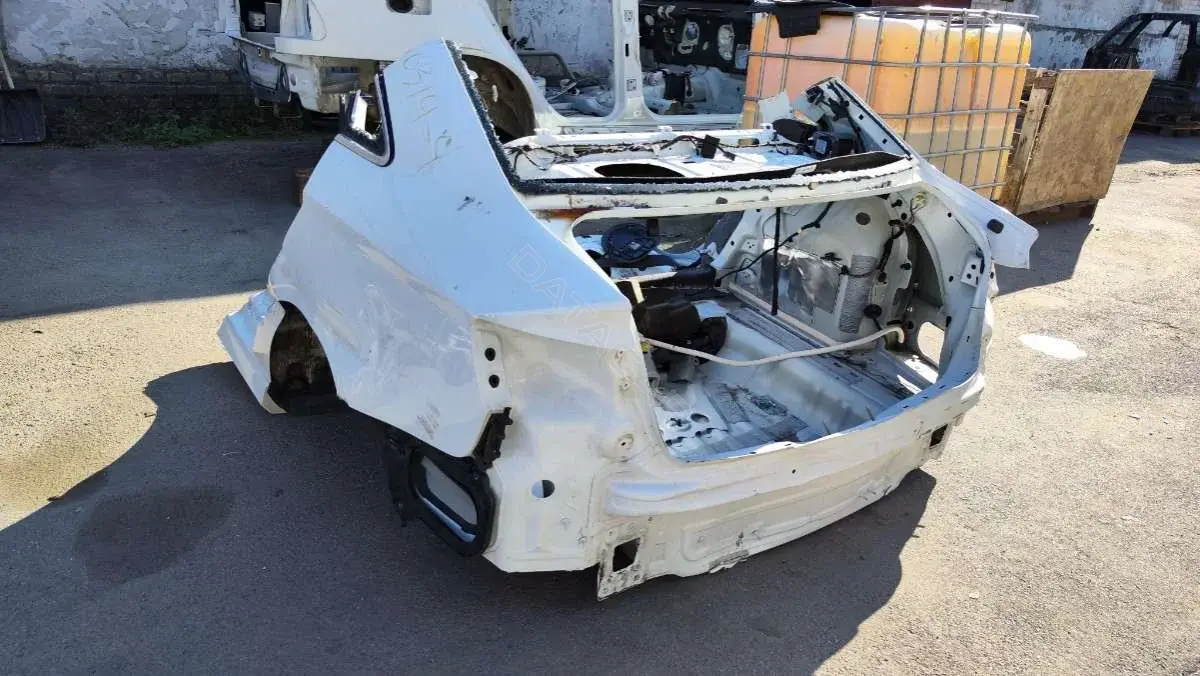 Задняя часть кузова (тазик) 63106817