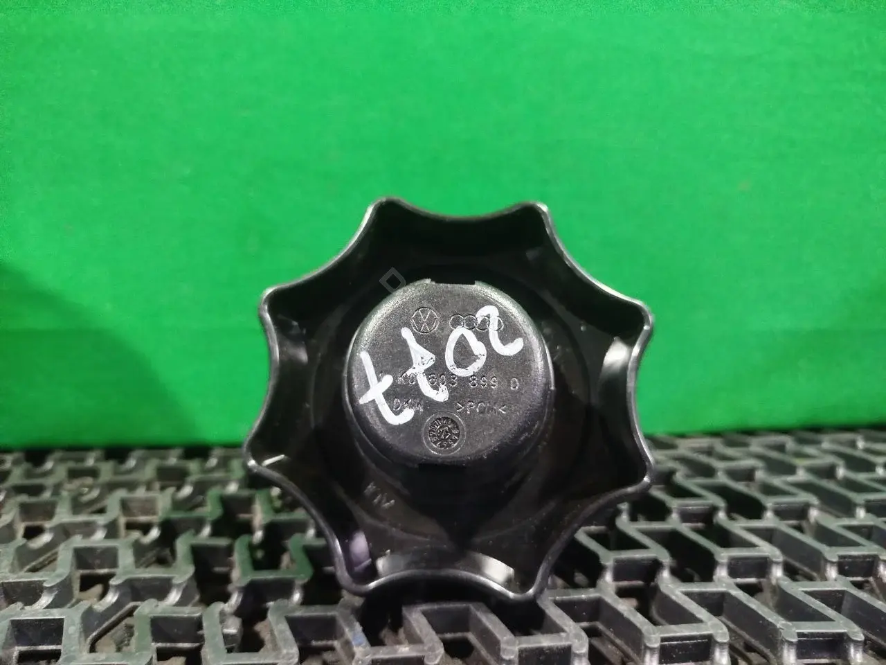 Крепление запаски 1K0 803 899 D