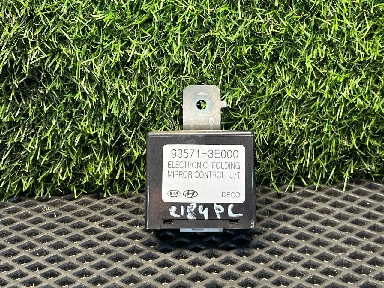 Блок управления зеркалами 935713E000