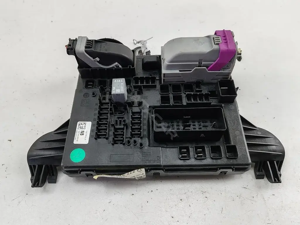 Блок предохранителей 13277318