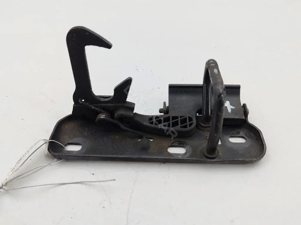 Ответная часть (скоба) замка двери 1K0823480