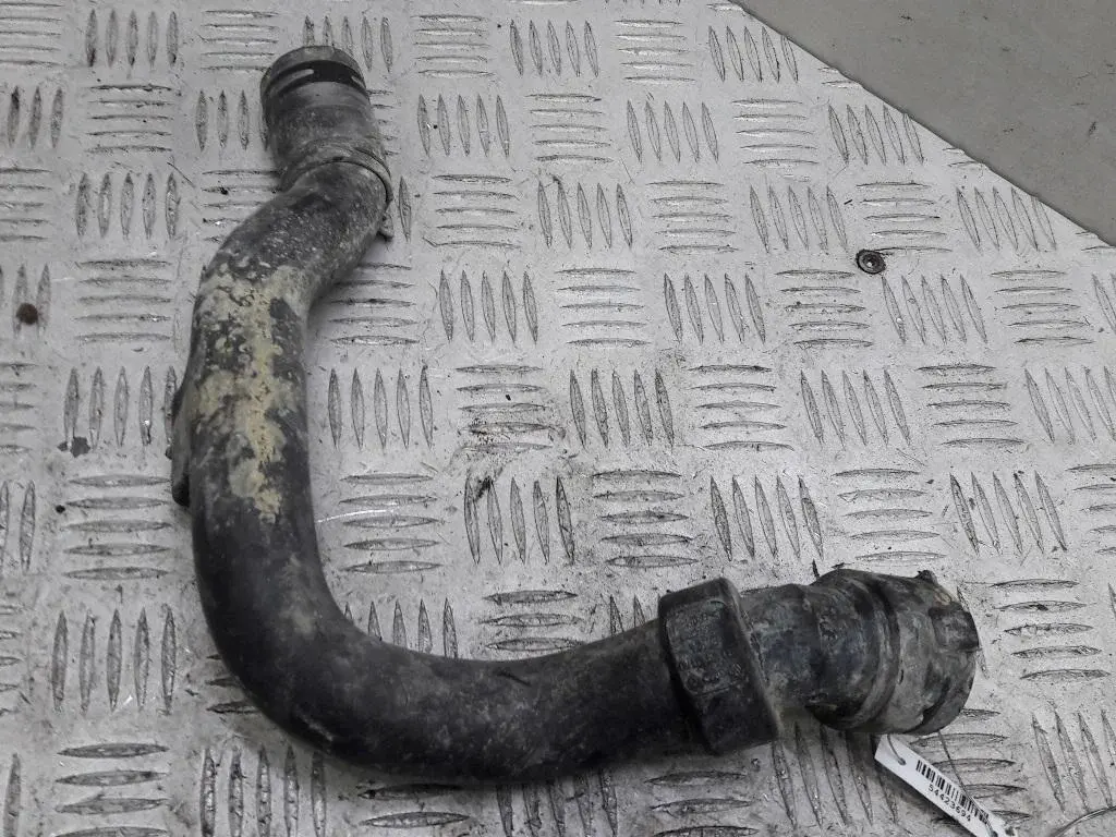 Патрубки системы охлаждения 8d0121101ad