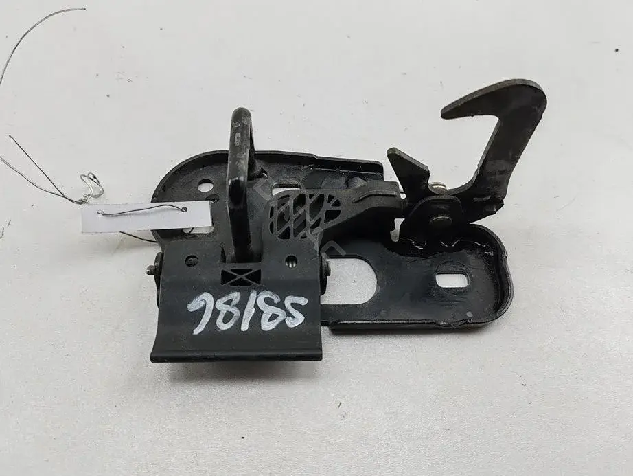Ответная часть (скоба) замка двери 1T0823480A