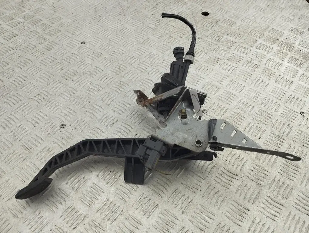 Главный цилиндр сцепления 3M517A543AG