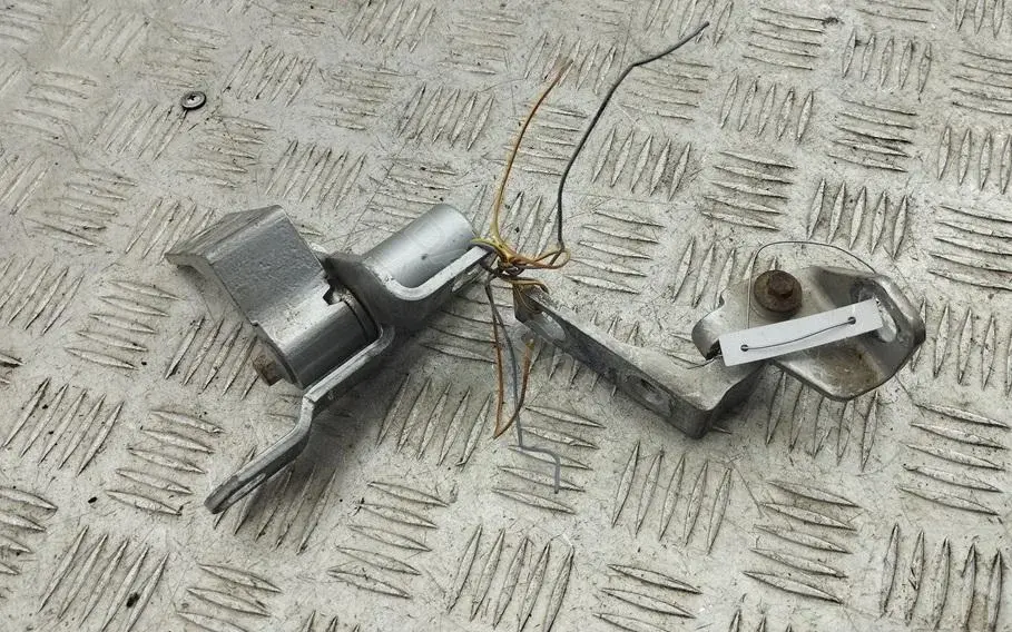 Петля двери 6M21U22810AB
