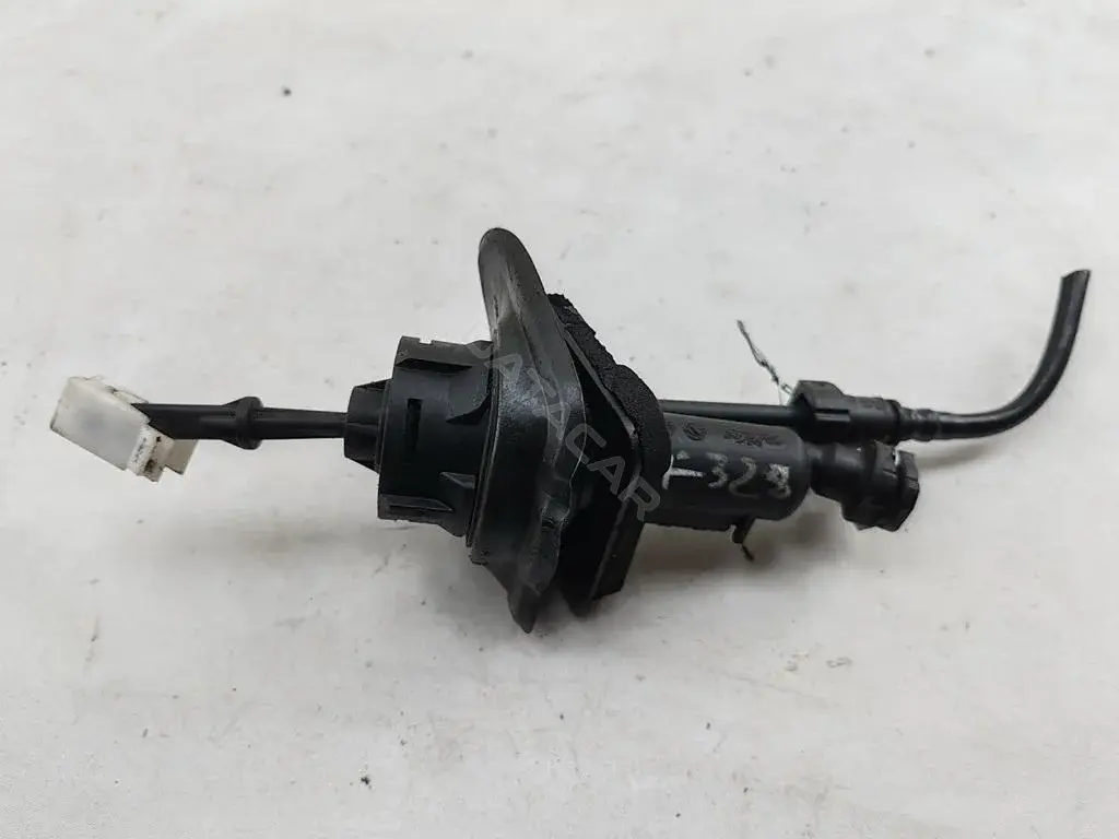 Главный цилиндр сцепления 3M517A543AE