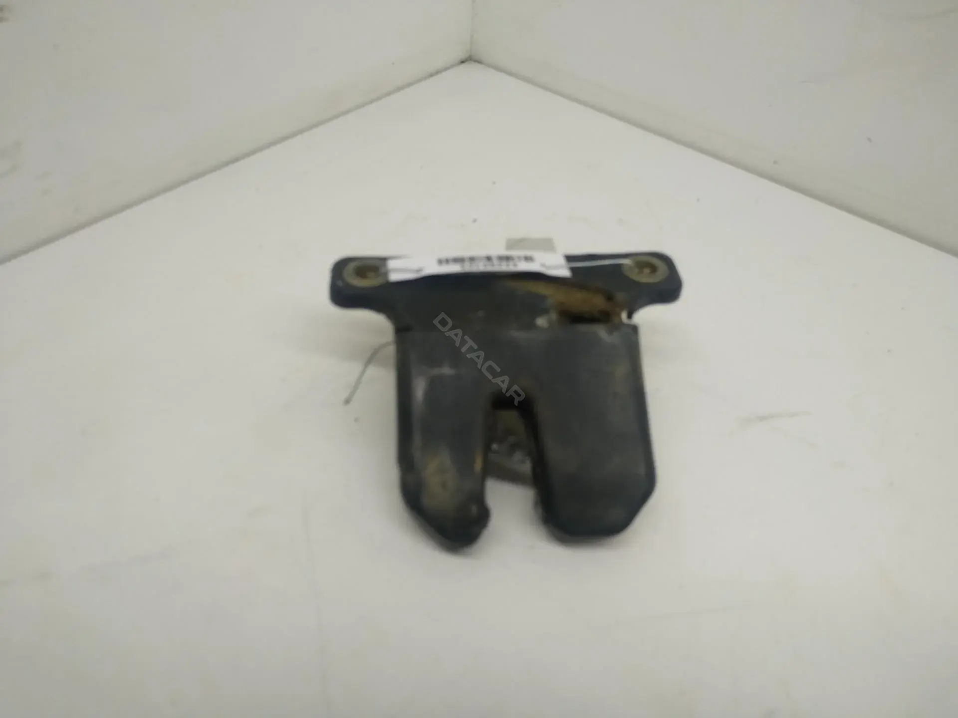 Замок крышки багажника 8D5827505