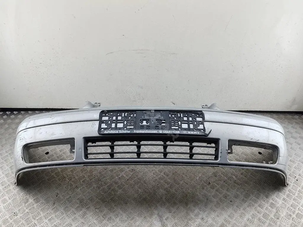 Передний бампер 1J0807221