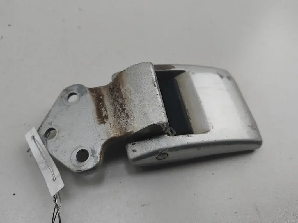 Петля двери 7H0827154