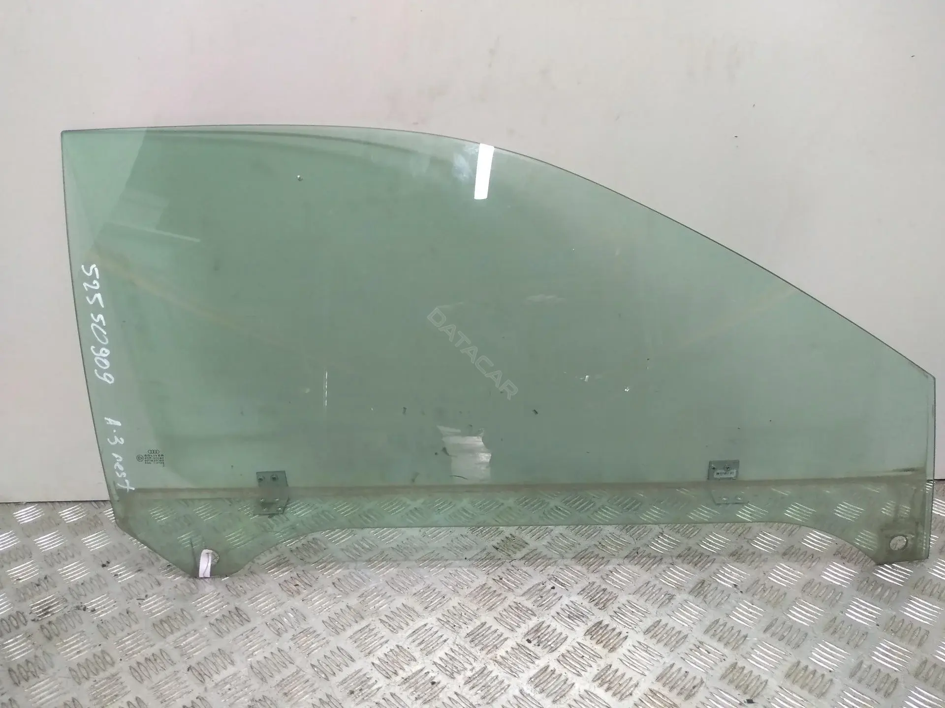 Стекло двери 8L3845202