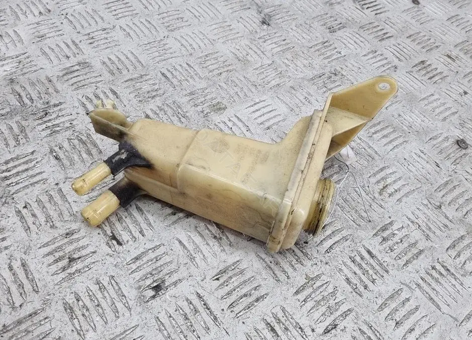 Бачок гидроусилителя 8d0422373c
