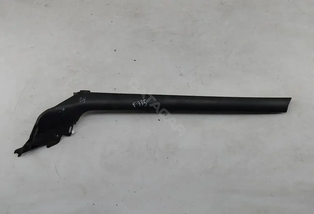 Молдинг лобового стекла YC15V03682