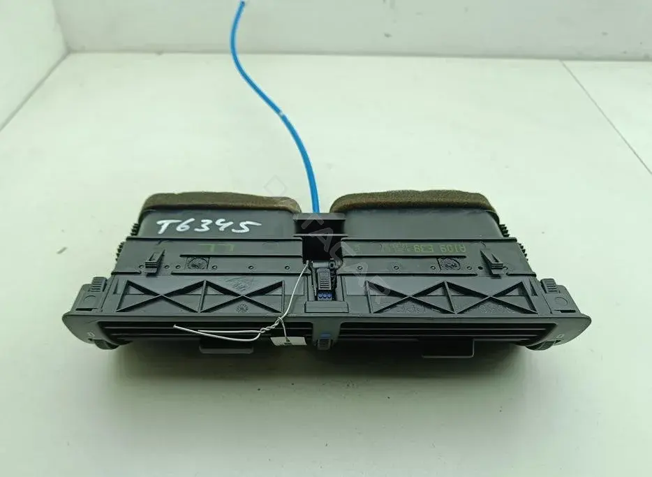 Дефлектор обдува салона 8364007, 8370742, 8391179