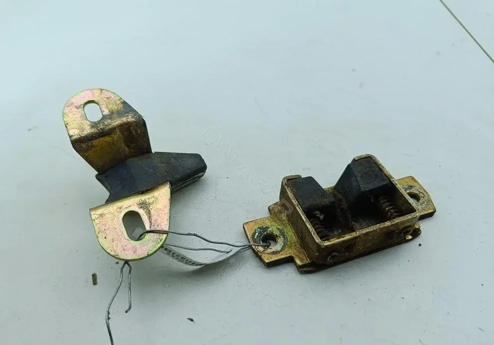 Ответная часть (скоба) замка двери 95VWA116A83AH