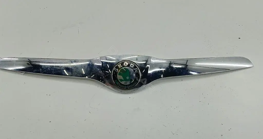 Решетка радиатора 5L0853633